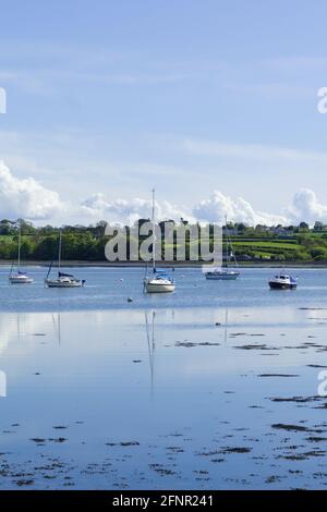 Red Wharf Bay, Anglesey, pays de Galles. Magnifique paysage tranquille avec vue sur la mer. Petits bateaux à l'ancre. Bleu ciel et espace de copie. Banque D'Images