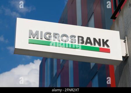 Wohlen, Argovie, Suisse - 15 avril 2021 : panneau de la banque Migros accroché au bâtiment de la ville de Wohlen, Suisse Banque D'Images