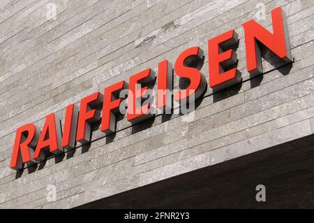 Wohlen, Aargau, Suisse - 15 avril 2021 : panneau bancaire suisse Raiffeisen sur une façade en béton à Wohlen. Raiffeisen est une banque coopérative suisse, la Banque D'Images