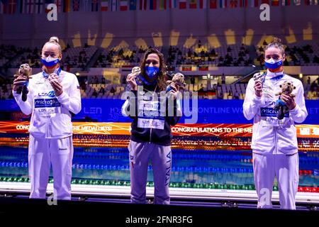 BUDAPEST, HONGRIE - MAI 18 : Anna Egorova de Russie a remporté la médaille de bronze, Simona Quadarella d'Italie a remporté la médaille d'or, Anastasia Kirpichnikova de Russie a remporté la médaille d'argent de la finale Freestyle féminine de 800 m lors des championnats d'athlétisme européens LEN natation à Duna Arena le 18 mai 2021 à Budapest, Hongrie (photo de Marcel ter Bals/Orange Pictures) Banque D'Images