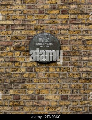 Une plaque sur le mur du 82 Merrion Square, Dublin, Irlande commémorant que William Butler Yeats, le poète irlandais lauréat du prix Nobel a vécu ici. Banque D'Images