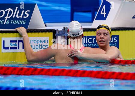 BUDAPEST, HONGRIE - 18 MAI : Marie Wattel de France, Louise Hansson de Suède participant à la finale féminine de 100m Butterfly lors des championnats européens LEN natation à Duna Arena le 18 mai 2021 à Budapest, Hongrie (photo de Marcel ter Pals/Orange Pictures) Banque D'Images