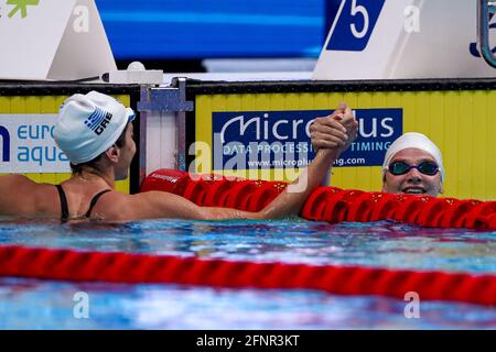 BUDAPEST, HONGRIE - 18 MAI : Anna Ntountounaki de Grèce, Marie Wattel de France en compétition à la finale féminine de 100m Butterfly lors des championnats européens LEN natation à Duna Arena le 18 mai 2021 à Budapest, Hongrie (photo de Marcel ter Bals/Orange Pictures) Banque D'Images