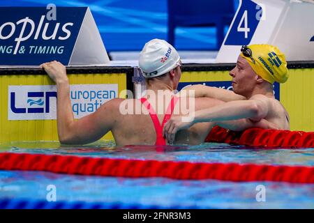 BUDAPEST, HONGRIE - 18 MAI : Marie Wattel de France, Louise Hansson de Suède participant à la finale féminine de 100m Butterfly lors des championnats européens LEN natation à Duna Arena le 18 mai 2021 à Budapest, Hongrie (photo de Marcel ter Pals/Orange Pictures) Banque D'Images