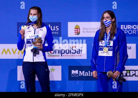 BUDAPEST, HONGRIE - 18 MAI : Marie Wattel de France et Anna Ntountounaki de Grèce, toutes deux lauréates de la médaille d'or, toutes deux terminées à 57,37 s à la finale féminine de 100m Butterfly lors des championnats européens LEN de natation à Duna Arena le 18 mai 2021 à Budapest, Hongrie (photo de Marcel ter Pals/Orange Pictures) Banque D'Images