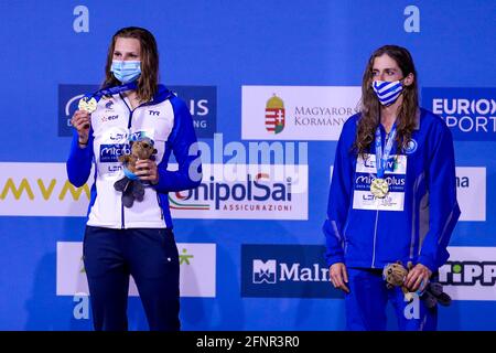 BUDAPEST, HONGRIE - 18 MAI : Marie Wattel de France et Anna Ntountounaki de Grèce, toutes deux lauréates de la médaille d'or, toutes deux terminées à 57,37 s à la finale féminine de 100m Butterfly lors des championnats européens LEN de natation à Duna Arena le 18 mai 2021 à Budapest, Hongrie (photo de Marcel ter Pals/Orange Pictures) Banque D'Images