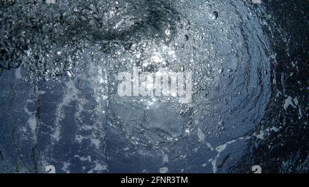 Photo de près de beaucoup de belles bulles d'air sous-marines montent à travers l'eau de mer bleue de la respiration conducteur ascendant, photo d'appoint. Lumière du soleil Banque D'Images