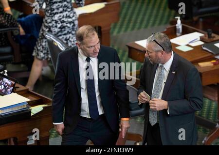 Le Sénat du Texas, le lundi 17 mai 2021, montre le sénateur Charles Schwertner, R-Georgetown, l, et le sénateur Drew Springer, R-Muenster. Banque D'Images