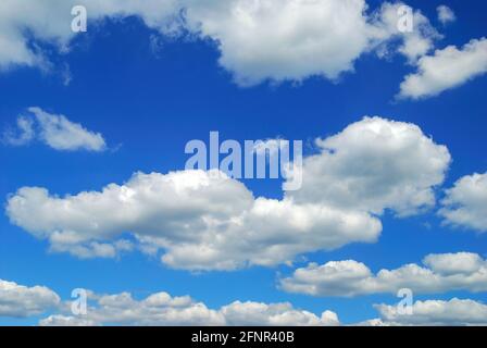 Ciel bleu et les cumulus, Maidenhead, Berkshire, Angleterre, Royaume-Uni Banque D'Images