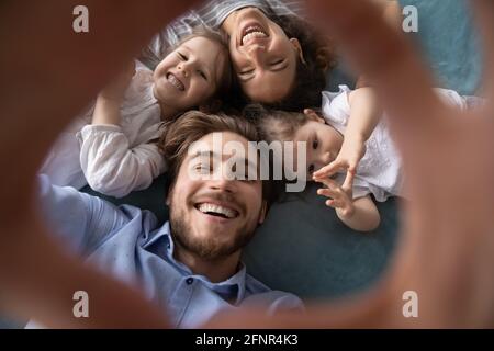 Photo autoportrait de jeunes parents avec de petites filles Banque D'Images