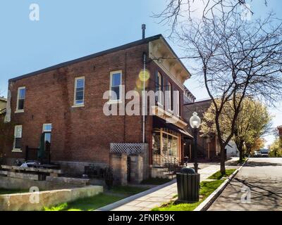 Sackets Harbor, New York, États-Unis. 12 mai 2021. Vue sur West main Street dans le port de raquettes lors d'une belle journée de printemps Banque D'Images