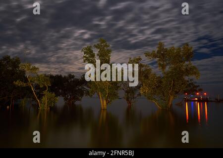 Le paysage spectaculaire de mangroves à marée haute de la plage de Hat Rai Leh East la nuit avec des bateaux de pêche en arrière-plan, Railey Bay, Thaïlande Banque D'Images