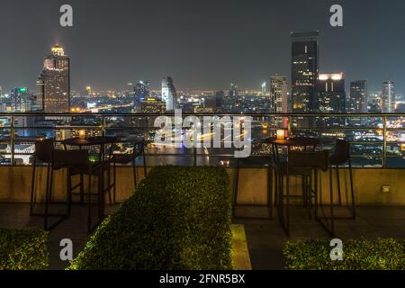 La vue panoramique sur Bangkok la nuit depuis la terrasse extérieure du bar sur le toit Millennium Hilton Bangkok, Bangkok, Thaïlande Banque D'Images