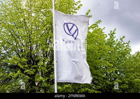 BELARUS, NOVOPOLOTSK - 19 MAI, 2021: Logo Volkswagen drapeau sur le fond des arbres Banque D'Images