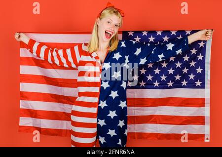 Fille de mode avec drapeau américain. Fête de l'indépendance. 4 juillet. Costume patriotique. Couleurs nationales USA. Banque D'Images