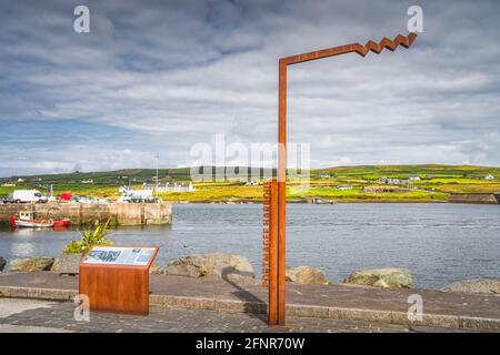 Portmagee, Irlande, août 2019 panneau de signalisation et panneau d'information de Portmagee Harbour. Excursion en bateau à Skellig Michael Island, Ring of Kerry, Wild Atlantic Way Banque D'Images