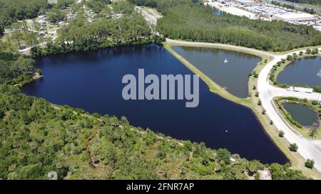 Les caractéristiques aquatiques des étangs et des lacs ont été prises près de la plage d'Ormond Photo aérienne de Floride prise par drone en 4k Banque D'Images
