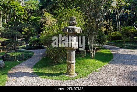 Lanterne en pierre sur jardin japonais, Rio de Janeiro, Brésil Banque D'Images