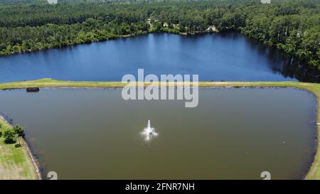 Les caractéristiques aquatiques des étangs et des lacs ont été prises près de la plage d'Ormond Photo aérienne de Floride prise par drone en 4k Banque D'Images
