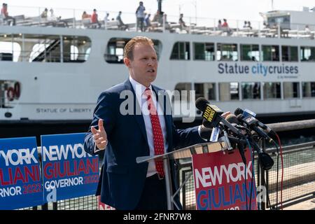 New York, États-Unis. 18 mai 2021. Andrew Giuliani, fils de l'ancien maire de New York, a officiellement rejoint la course du gouverneur de New York en 2022 le 18 mai 2021 à Battery Park avec la Statue de la liberté en arrière-plan. Bateau Statue Cruises avec des touristes passant derrière. (Photo de Lev Radin/Sipa USA) crédit: SIPA USA/Alay Live News Banque D'Images