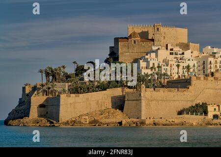 Le Castillo Palace de Peñíscola ou Castillo del Papa Luna est situé dans la zone la plus haute de la roche dans une ville déclarée la plus belle en Espagne. Banque D'Images