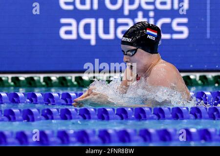 BUDAPEST, HONGRIE - MAI 18: Tes Schouten des pays-Bas en compétition à la demi-finale de course de 100 m féminin lors des championnats européens d'AQUATORITES LEN natation à Duna Arena le 18 mai 2021 à Budapest, Hongrie (photo de Marcel ter Bals/Orange Pictures) Banque D'Images