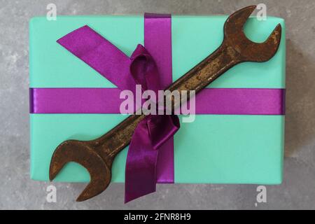 Cadeau d'artisanat avec outil ancien sur fond de pierre. Concept de fête des pères. Pose à plat Banque D'Images