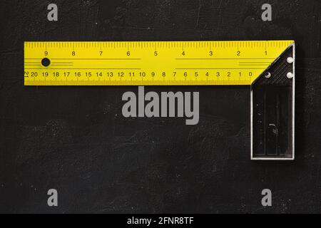 Ruban de mesure jaune pour roulette-outil ou règle. Ruban de mesure en centimètres. Jeu de mètres à ruban isolé sur fond noir. Banque D'Images