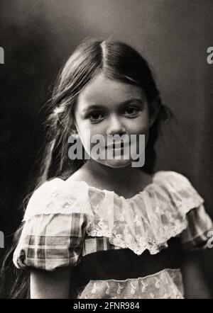 1908 ca , SUÈDE : la femme suédoise poète , écrivain et traslator KARIN MARIA BOYE ( 1900 - 1941 ) quand était une petite fille . Photographe inconnu . - POÈTE - POETA - POETESSA - POÉSIE - POESIA - LETTERATURA - LITTÉRATURE - tradittore - tradittrice - SVEZIA - SCRITTORE - SCRITTRICE - bambina - bambini - bambino - ENFANT - ENFANT - ENFANT - ENFANT - ENFANT - INFANZIA - personnalità da giovane - personnalité quand les personnalités étaient jeunes - ARCHIVIO GBB Banque D'Images