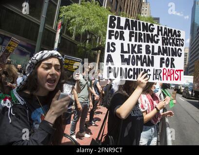 Des manifestants palestiniens et pro-palestiniens sont sortis en force au consulat israélien de la 2e Avenue à New York pour protester contre les attentats israéliens à la bombe à Gaza lors de la dernière tempête de feu israélo-palestinienne où des centaines de civils, dont de nombreux enfants, ont été tués. Banque D'Images