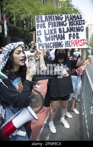 Des manifestants palestiniens et pro-palestiniens sont sortis en force au consulat israélien de la 2e Avenue à New York pour protester contre les attentats israéliens à la bombe à Gaza lors de la dernière tempête de feu israélo-palestinienne où des centaines de civils, dont de nombreux enfants, ont été tués. Banque D'Images