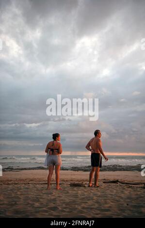 Couple regardant le coucher du soleil au Costa Rica Banque D'Images