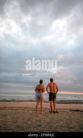 Couple regardant le coucher du soleil au Costa Rica Banque D'Images