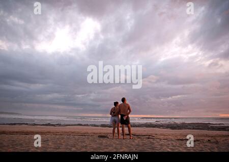 Couple regardant le coucher du soleil au Costa Rica Banque D'Images