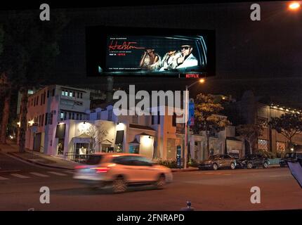 Un panneau d'affichage Netflix fait la promotion de sa programmation intitulée Halston sur un panneau d'affichage numérique sur le Sunset Strip à Los Angeles, en Californie Banque D'Images