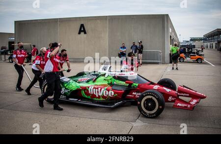 Indianapolis, États-Unis. 18 mai 2021. La machine Rahal Letterman Lanigan Racing conduite par Santino Ferrucci est poussée vers la surface de course pendant la pratique pour le 2021 Indianapolis 500 le mardi 18 mai 2021 à Indianapolis, Indiana. Photo par Edwin Locke/UPI crédit: UPI/Alay Live News Banque D'Images