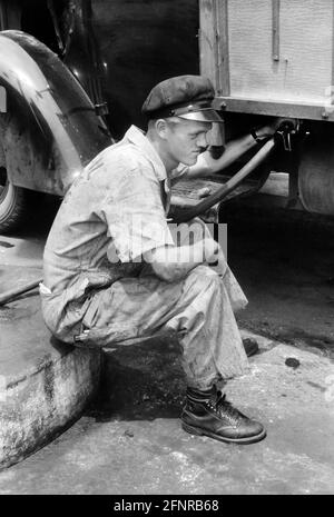 Préposé à la station de service pour camions Pumping Gas, États-Unis 1, Washington, D.C., États-Unis, Jack Delano, Bureau américain de l'information sur la guerre, juin 1940 Banque D'Images