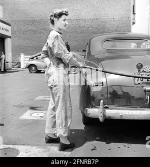 Frances Heisler, agent de garage, pompage de gaz, Atlantic Refining Company garage, Philadelphie, Pennsylvanie, États-Unis, Jack Delano, U.S. Office of War information, juin 1943 Banque D'Images