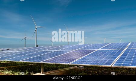 panneaux solaires avec éoliennes sur fond bleu ciel. Photovoltaïque, source d'électricité alternative. Banque D'Images