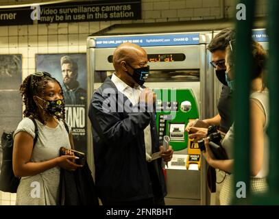 New York, NY - le 18 mai 2021: Le candidat de la mairie Eric Adams s'est adressé à la presse pour appeler à un déploiement plus efficace de NYPD dans les métros à l'extérieur de la gare de West 4th Street, il prend le métro pour revenir à Brooklyn Banque D'Images