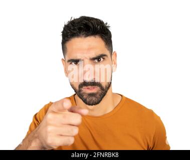 Jeune homme à expression en colère. Banque D'Images