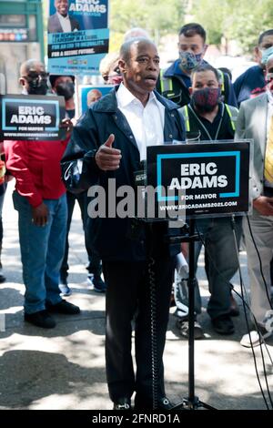 New York, New York, États-Unis. 18 mai 2021. : le candidat Mayoral de New York Eric Adams annonce son 'Save Subways Plan' pour créer une présence de police plus viable ai NYC stations de métro afin de prévenir le crime et appelle à un déploiement plus efficace de NYPD et puis prend le train de retour à Brooklyn. Conférence de presse tenue à West 4th Street dans la section West Village de New York le 18 mai 2021. Crédit : Mpi43/Media Punch/Alamy Live News Banque D'Images