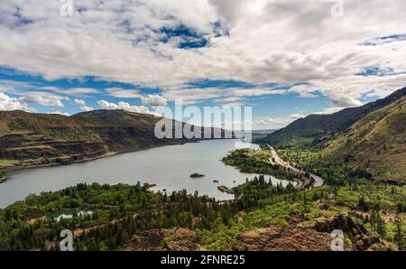 C'est la vue de Rowena Crest sur la route historique de la rivière Columbia dans la gorge de Columbia, Oregon. Il a été pris au printemps. Banque D'Images