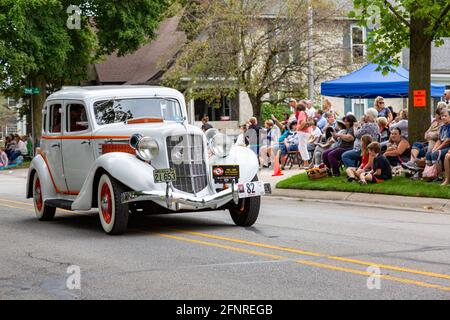 Une berline Auburn 653 blanche de 1935 traverse Auburn, Indiana, lors de la parade du Festival Auburn Cord Duesenberg de 2019. Banque D'Images