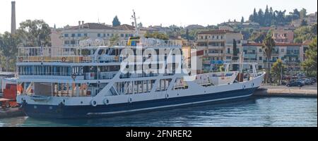 Ferry vide ancré dans le port de Corfou Grèce Banque D'Images