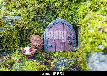 porte de la maison de fées en argile dans une installation miniature de mur. Banque D'Images