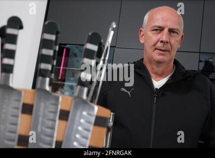 Hambourg, Allemagne. 14 mai 2021. L'ancien footballeur international Mario Basler se trouve dans une cuisine en marge d'un tournage publicitaire pour une épice de saucisse au curry (Schmagges). Peu de temps avant que l'entraîneur national Joachim Löw nomme l'équipe pour les championnats européens de football, Basler doute du sentiment de Thomas Müller de retour à l'équipe du DFB. « Je ne sais pas si c'est la bonne décision ou le bon signe pour les jeunes joueurs si je ramène un joueur que je n'ai pas eu avec moi depuis quelques années », a déclaré le champion d'Europe 1996 à Hambourg. Credit: Marcus Brandt/dpa/Alay Live News Banque D'Images