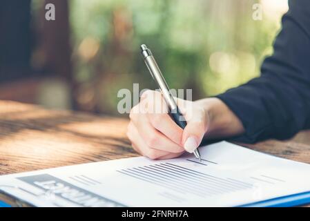 Belle femme d'affaires en utilisant le stylo signature sur le nouveau contrat à commencer des projets. Travail femme extérieur. Concepts d'affaires. Banque D'Images