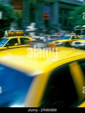 2005 TAXIS JAUNES HISTORIQUES (©FORD MOTOR CO 2000) CINQUIÈME AVENUE MIDTOWN MANHATTAN NEW YORK CITY ÉTATS-UNIS Banque D'Images