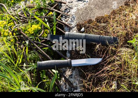 Couteau à lame fixe avec poignée noire. Couteau à béton et tiges de fer. Couteau avec gaine noire. Vue avant. Banque D'Images